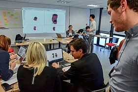 Etudiants assistant à un cours d'impression 3D - Agrandir l'image, fenêtre modale