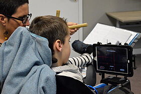 Un enfant en situation de handicap découvrant la musique - Agrandir l'image, fenêtre modale