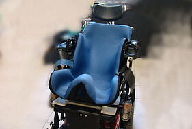 Fauteuil adapté d'un corset de siège facilitant le bon positionnement des personnes en situation de handicap - Agrandir l'image, fenêtre modale