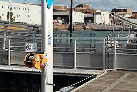 Bossoir permettant à des personnes à mobilité réduite d'accéder à une ambarcation sur un ponton de Lorient Agglomération - Agrandir l'image, fenêtre modale