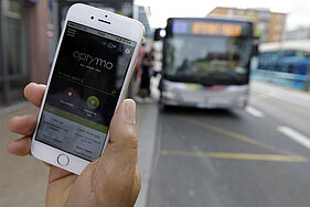 Personne sur son smartphone à l'approche du bus - Agrandir l'image, fenêtre modale